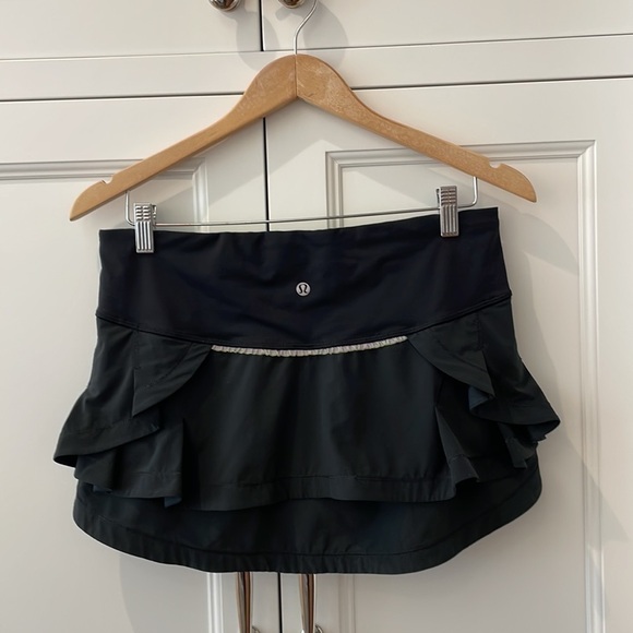 Lululemon Black Ruffled Skirt—Great Fabric & Style—Great Condition!! Size 8 - Picture 5 of 8